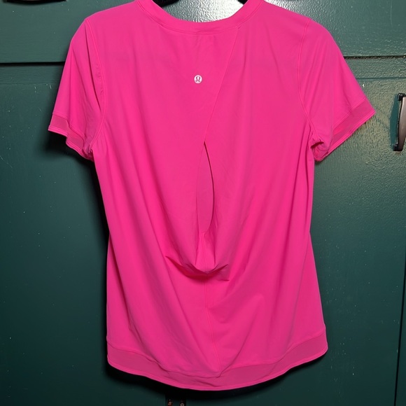 lululemon athletica Serve Up Some Sun Short Sleeve
Sonic Pink Size 6 - Picture 2 of 5